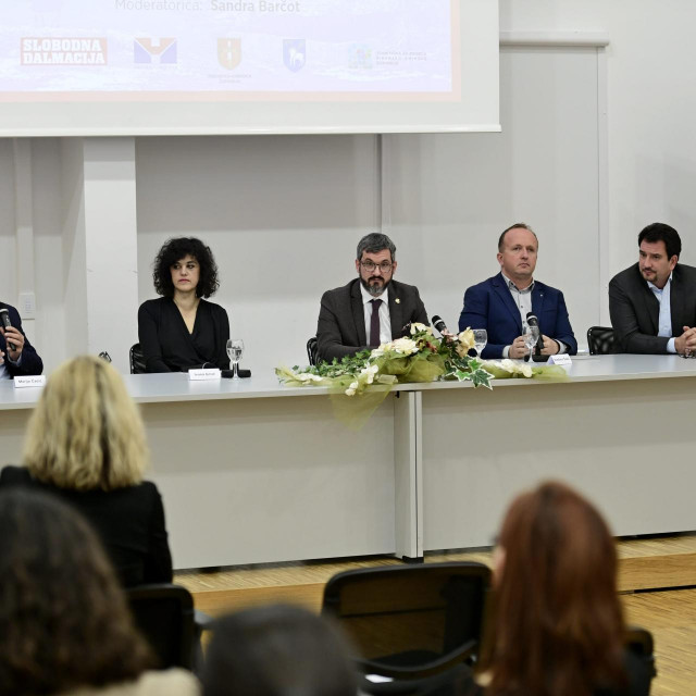 &lt;p&gt;Marijo Ćaćić, Ivona Grcić, Mislav Rubić, Krešimir Šakić i Joško Lokas na konfereciji u Kninu&lt;/p&gt;