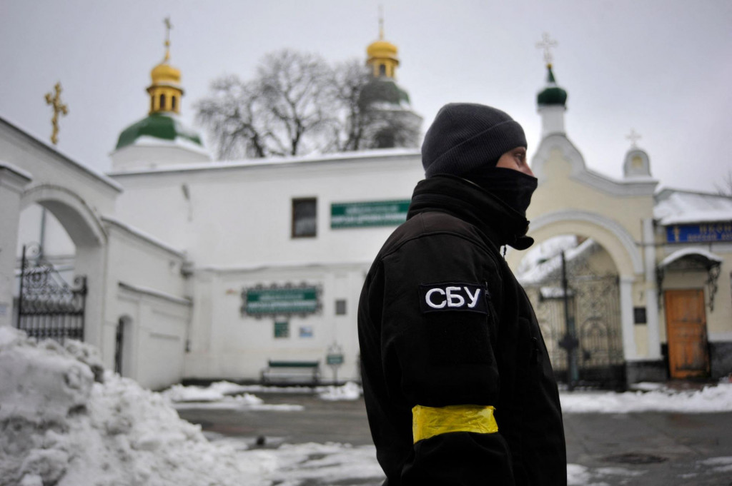 &lt;p&gt;Član sigurnosne službe stoji pred ulazom u praovoslavni manastir čiji su čelnici pod istragom zbog održavanja veza s Rusijom&lt;/p&gt;