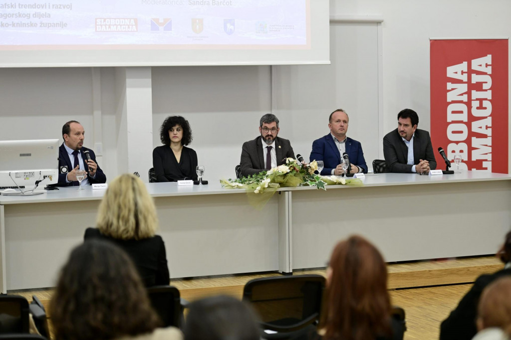 &lt;p&gt;Marijo Ćaćić, Ivona Grcić, Mislav Rubić, Krešimir Šakić i Joško Lokas na konfereciji u Kninu&lt;/p&gt;
