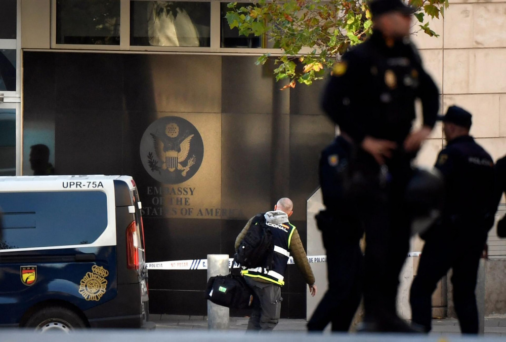 &lt;p&gt;Spanish police stand guard near the US embassy in Madrid, on December 1, 2022, after they have received a letter bomb, similar to one which went off at the Ukrainian embassy. (Photo by OSCAR DEL POZO/AFP)&lt;/p&gt;