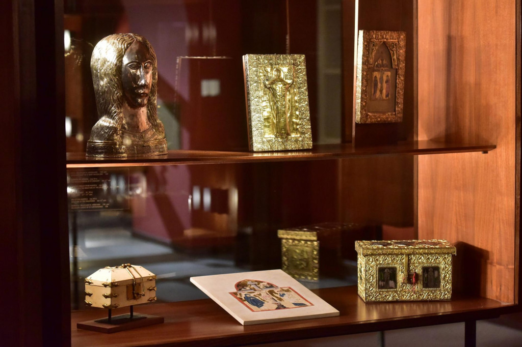 &lt;p&gt;Stalna izložba crkvene umjetnosti popularno je nazvana Zlato i srebro Zadra&lt;/p&gt;