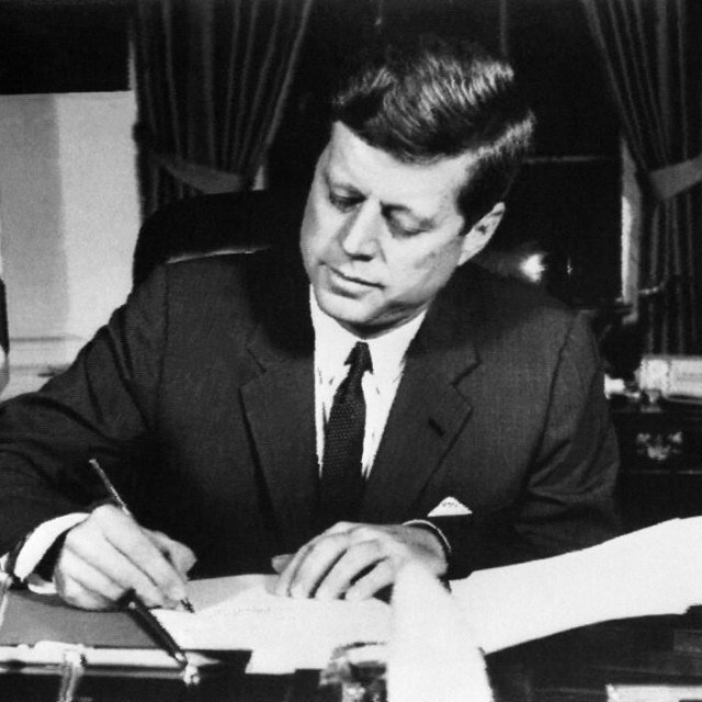 &lt;p&gt; Okolnosti atentata na Johna Fitzgeralda Kennedyja u studenome 1963. godine još uvijek nisu rasvijetljene &lt;/p&gt;