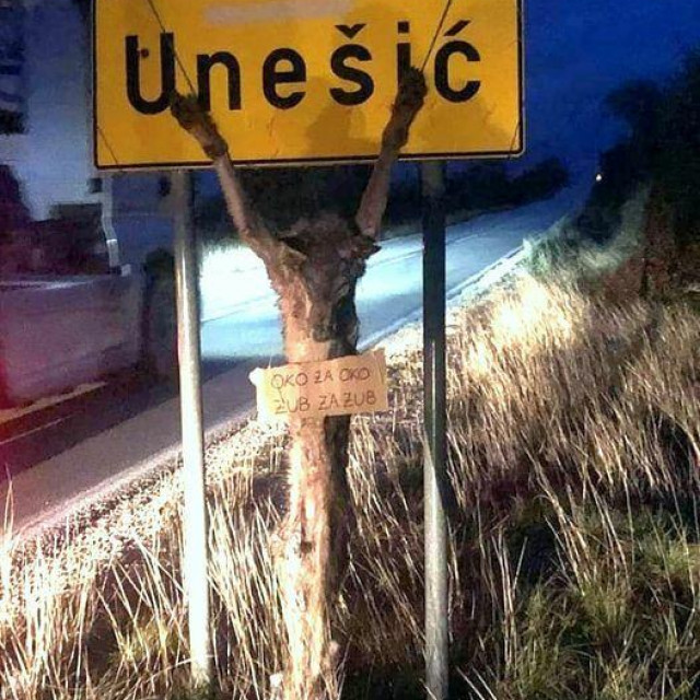 &lt;p&gt;Leš vuka obješen na prometni znak na ulazu u Unešić&lt;/p&gt;