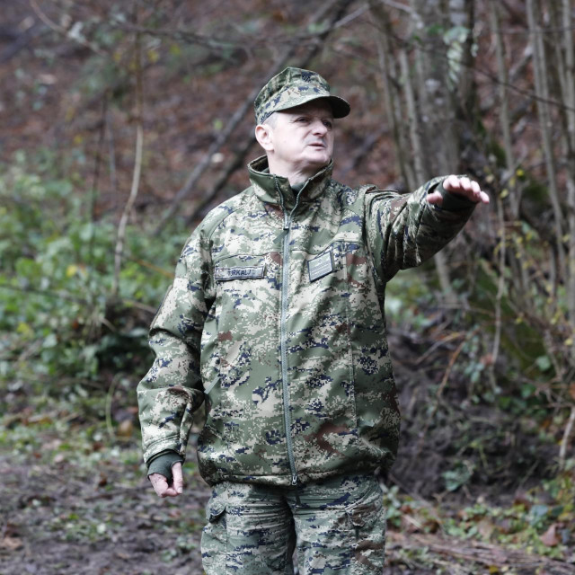 &lt;p&gt;Brigadir Ivan Turkalj u šumi kod Voćina gdje se srušio vojni avion MiG-21&lt;/p&gt;