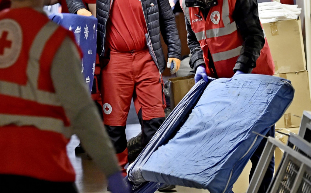&lt;p&gt;&lt;br&gt;
C+Članovi Hrvatskog Crvenog križa i pripadnici Hrvatske vojske u postavljanju kreveta u Spaladium areni za oboljele od kovida&lt;/p&gt;