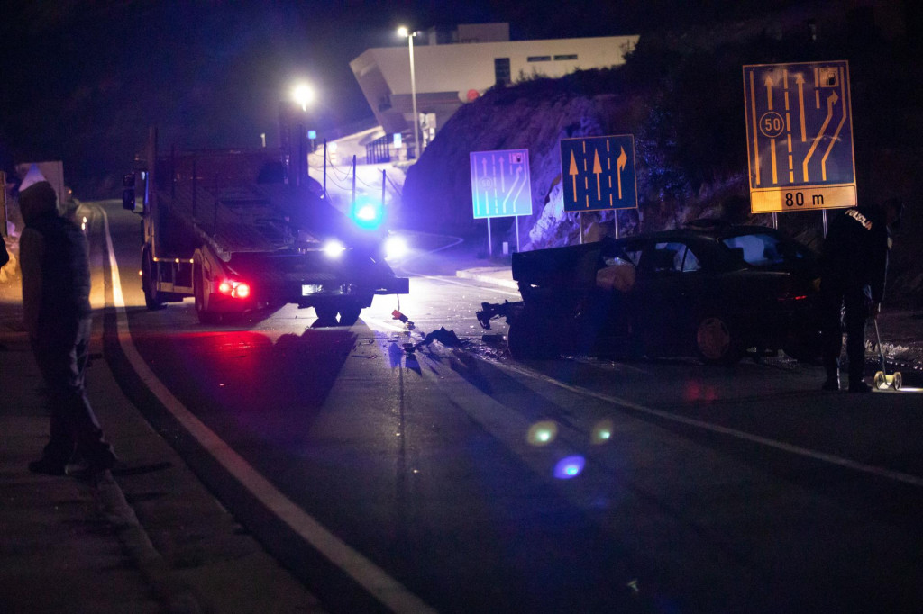 &lt;p&gt;Prometna nesreća kod Trogira: u sudaru dvaju osobnih vozila teško stradala jedna osoba, prevezena je u KBC Split&lt;/p&gt;