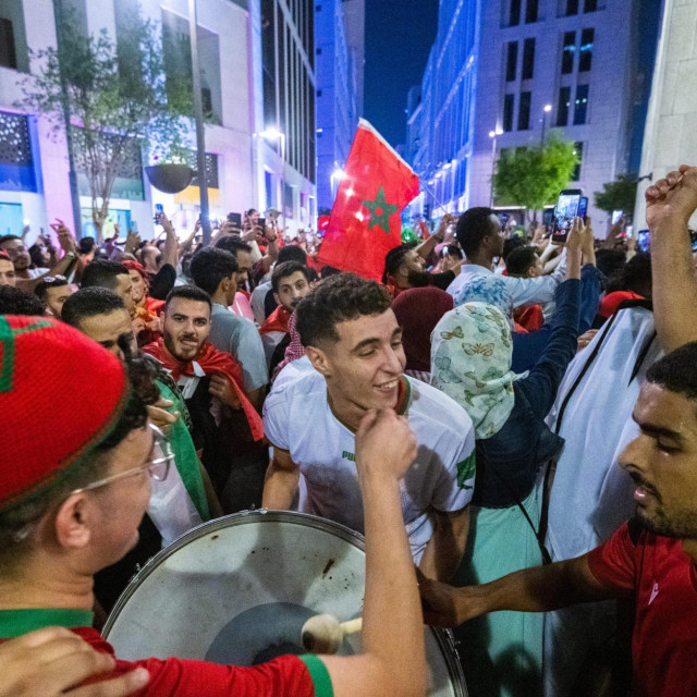 &lt;p&gt;Doha, Katar, 061222.&lt;br&gt;
FIFA Svjetsko prvenstvo Katar 2022.&lt;br&gt;
Navijaci Maroka slave pobjedu nad Spanjolskom na ulicama Dohe.&lt;br&gt;