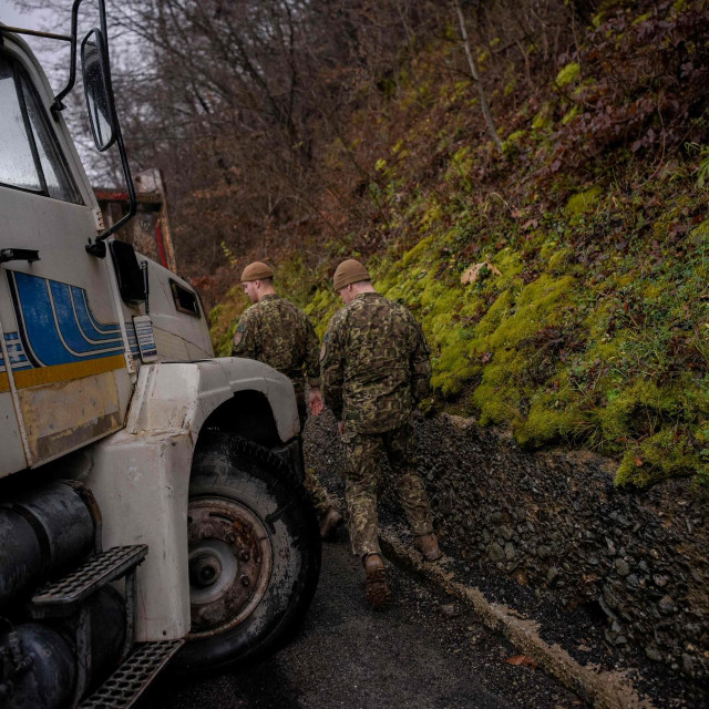 &lt;p&gt;NATO vojnici provlače se uz kamion - barikadu kosovskih Srba&lt;/p&gt;