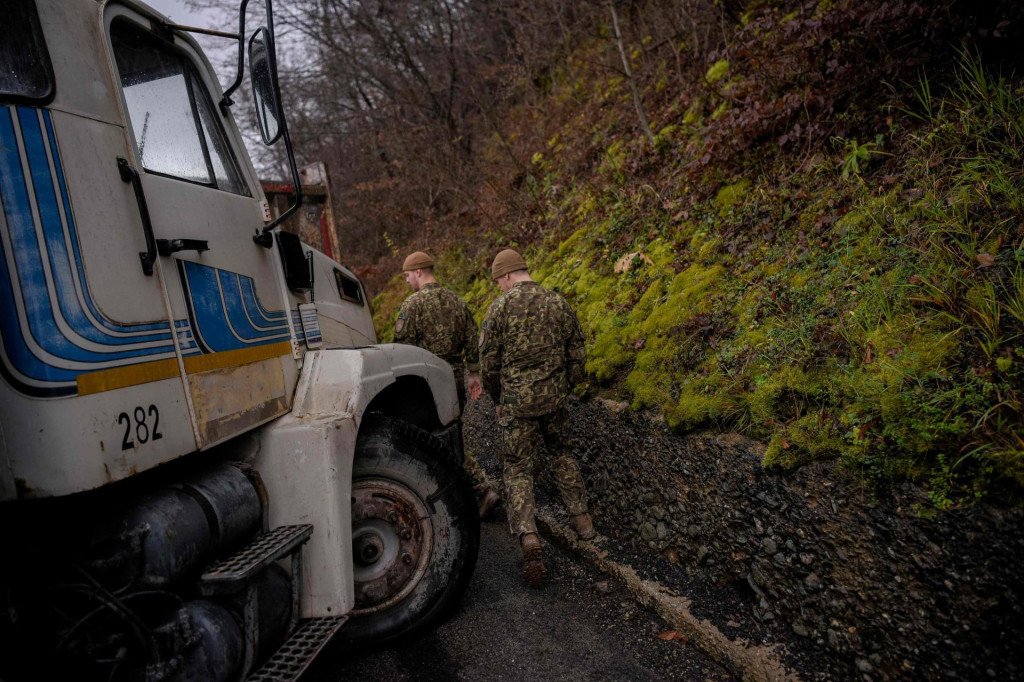 &lt;p&gt;NATO vojnici provlače se uz kamion - barikadu kosovskih Srba&lt;/p&gt;