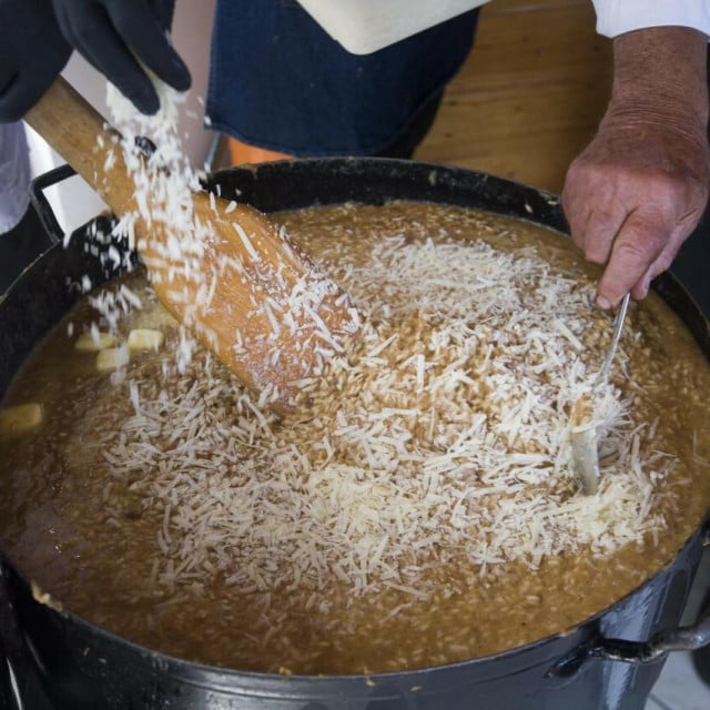 &lt;p&gt;Skradinjani su u Zagrebu u sklopu Adventa kuhali svoj čuveni rižot&lt;/p&gt;