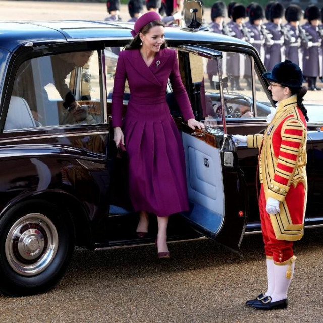 &lt;p&gt;Catherine, princeza od Walesa, snimljena na ceremoniji dočeka južnoafričkog predsjednika u studenome. Njzin styling na ‘božićnoj‘ fotografiji totalno je drugačiji&lt;/p&gt;