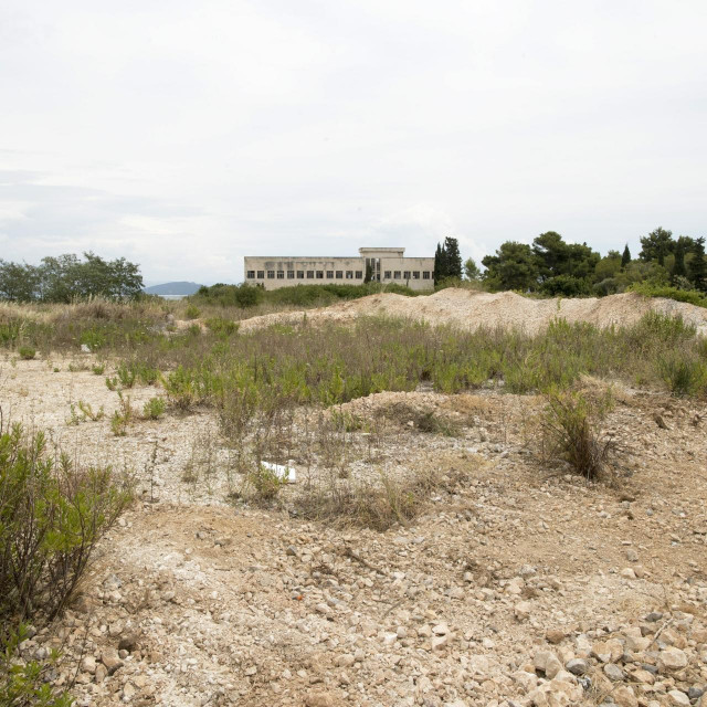 &lt;p&gt;Ministarstvo obrane i dalje ne odobrava prijenos ugovora o korištenju parcele iz 2007. godine s Grada Trogira na ‘treću osobu‘&lt;/p&gt;