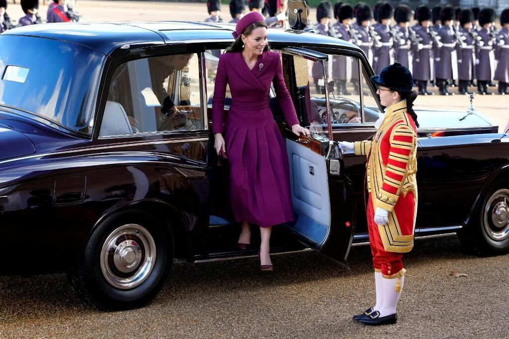 &lt;p&gt;Catherine, princeza od Walesa, snimljena na ceremoniji dočeka južnoafričkog predsjednika u studenome. Njzin styling na ‘božićnoj‘ fotografiji totalno je drugačiji&lt;/p&gt;