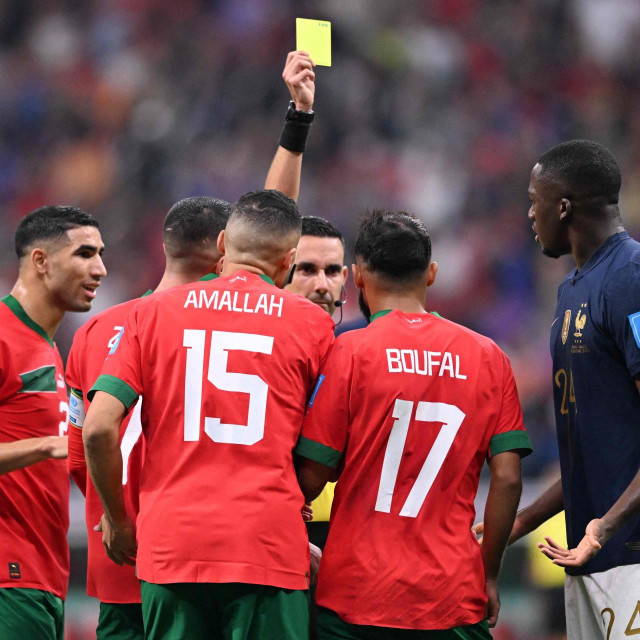 &lt;p&gt;Cesar Ramos pokazuje žuti karton Marokancu Sofianeu Boufalu&lt;/p&gt;