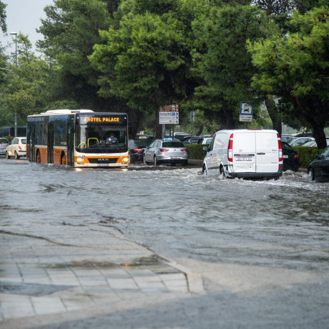 &lt;p&gt;Kad pada jaka kiša, na Vojnoviću i autobusi utonu u jezera&lt;/p&gt;