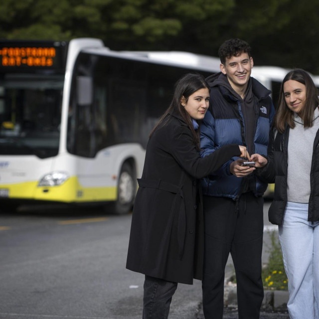 &lt;p&gt;Jelena Mandić, Frane Marušić i Kristina Utrobičić - uz njihovu aplikaciju točno ćete znati gdje je autobus koji čekate&lt;/p&gt;