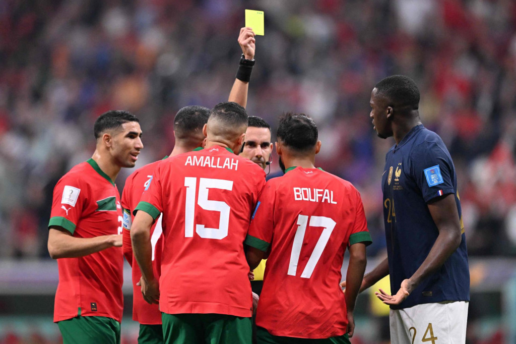 &lt;p&gt;Cesar Ramos pokazuje žuti karton Marokancu Sofianeu Boufalu&lt;/p&gt;