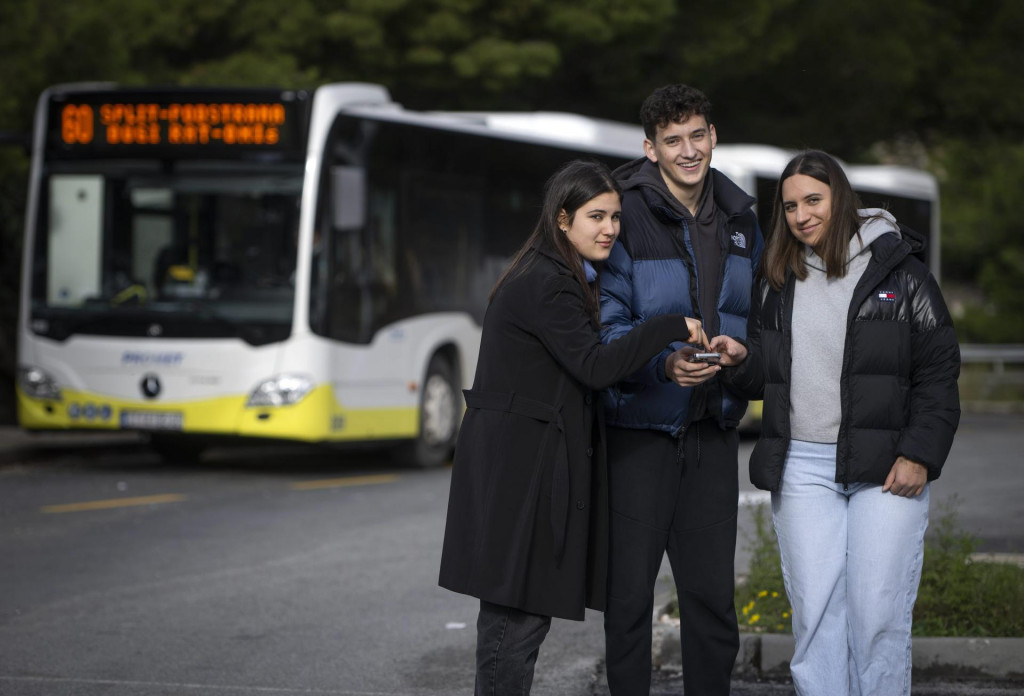 &lt;p&gt;Jelena Mandić, Frane Marušić i Kristina Utrobičić - uz njihovu aplikaciju točno ćete znati gdje je autobus koji čekate&lt;/p&gt;
