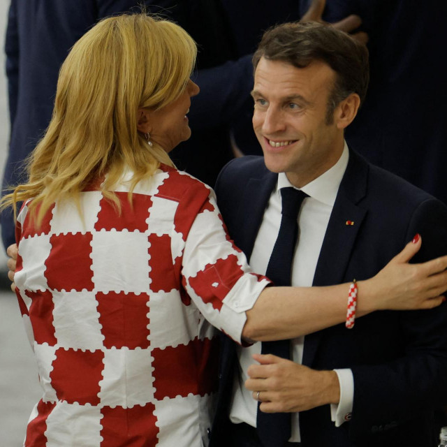 &lt;p&gt;Francuski predsjednik Emmanuel Macron slavi u društvu Kolinde Grabar-Kitarović nakon pobjede Francuske nad Marokom u polufinalu SP-a u Kataru&lt;/p&gt;