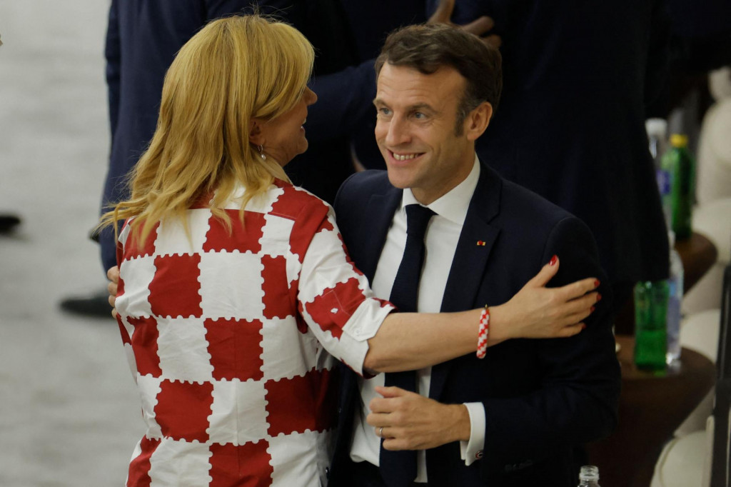 &lt;p&gt;Francuski predsjednik Emmanuel Macron slavi u društvu Kolinde Grabar-Kitarović nakon pobjede Francuske nad Marokom u polufinalu SP-a u Kataru&lt;/p&gt;