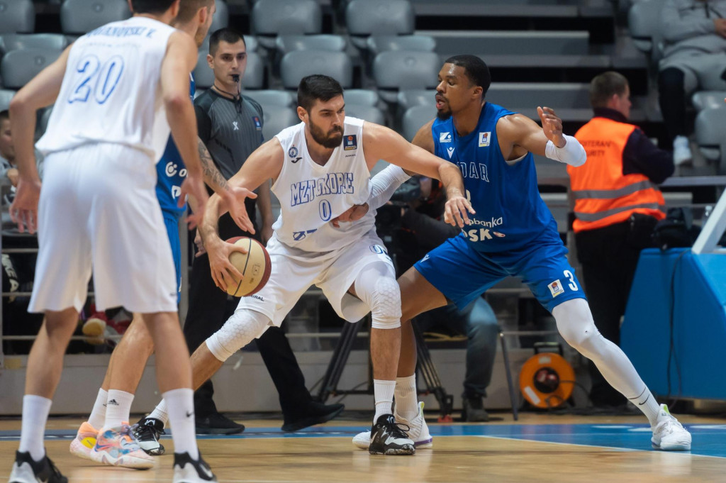 &lt;p&gt;Utakmica 11. kola regionalne kosarkaske ABA lige izmedju KK Zadar i KK MZT.&lt;br&gt;
Na fotografiji: Bojan Krstevski i Juan Davis&lt;br&gt;
 &lt;/p&gt;