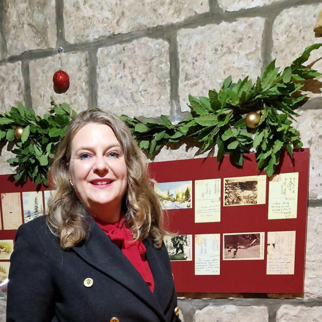 &lt;p&gt;Konavoka Ana Kravić uz svoj postav božićnih razglednica&lt;/p&gt;