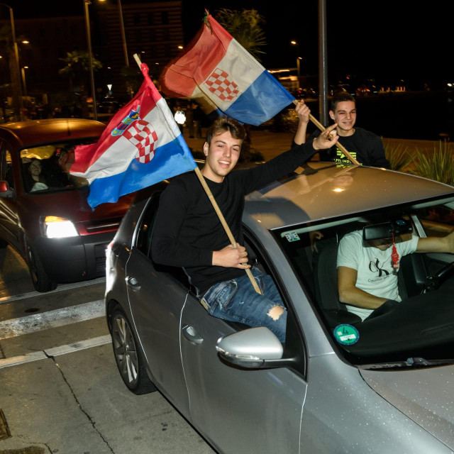 &lt;p&gt;&lt;br&gt;
Hrvatska pobijedila Maroko i osvojila broncu na Svjetskom prvenstvu, slavlje navijaca u centru grada.&lt;br&gt;
 &lt;/p&gt;