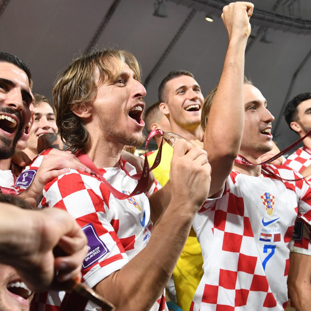 &lt;p&gt;Luka Modrić sa suigračima slavi osvajanje bronce na SP-u u Kataru&lt;/p&gt;