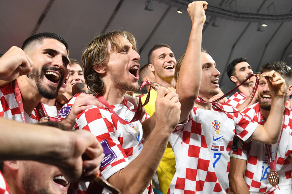 &lt;p&gt;Luka Modrić sa suigračima slavi osvajanje bronce na SP-u u Kataru&lt;/p&gt;