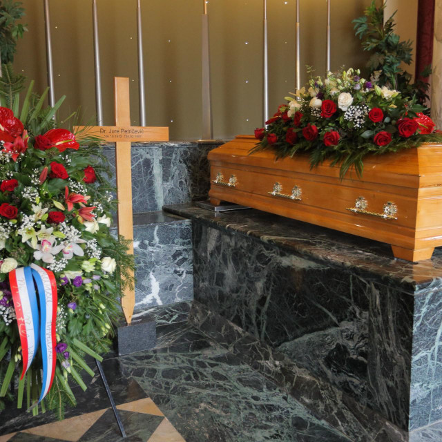 &lt;p&gt;Posmrtni ostaci Jure Petričevića preneseni su u Hrvatsku gotovo četvrt stoljeća nakon njegove smrti&lt;/p&gt;