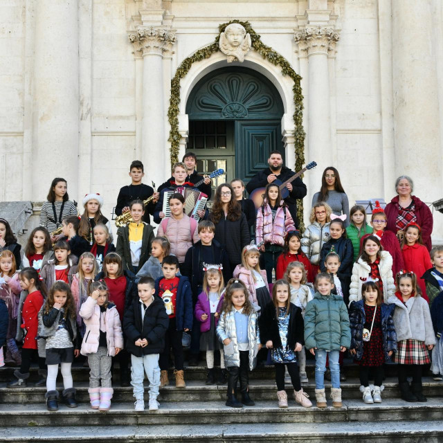 &lt;p&gt;Sestre Dražić i mali kolendari pred crkvom sv. Vlaha&lt;/p&gt;