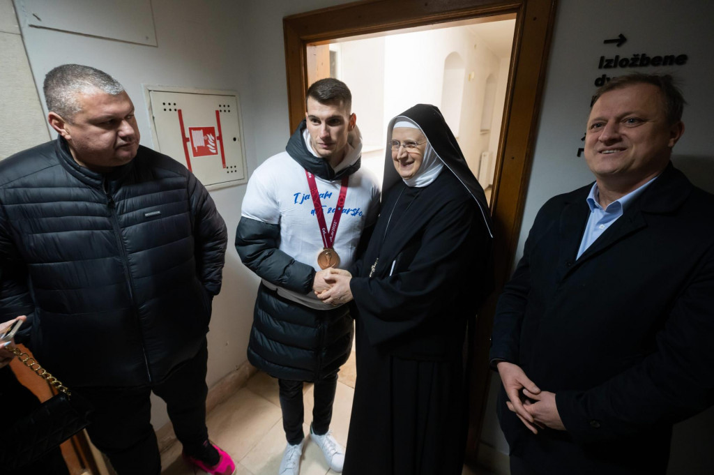 &lt;p&gt;Dominik Livakovic i Martin Erlic u posjetu benediktinkama sv. Marije&lt;/p&gt;
