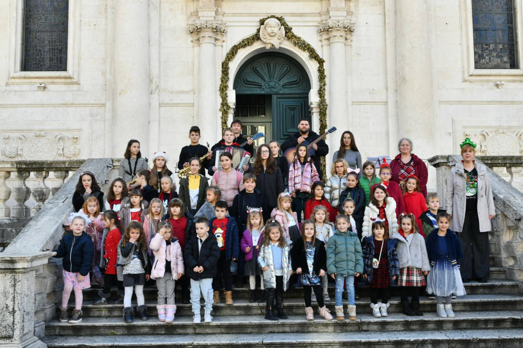 &lt;p&gt;Sestre Dražić i mali kolendari pred crkvom sv. Vlaha&lt;/p&gt;