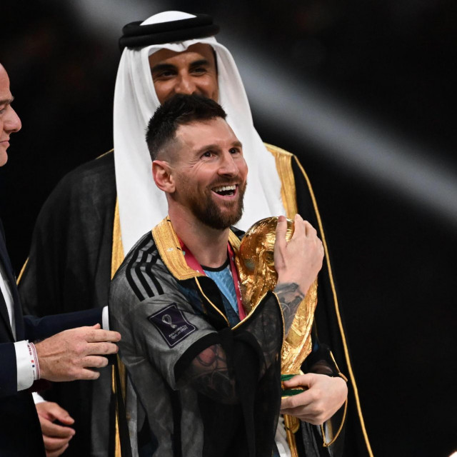 &lt;p&gt;Messi podigao trofej umotan u arapski ogrtač kojeg sada može unosno prodati&lt;/p&gt;