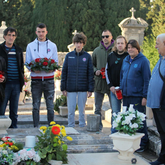 &lt;p&gt;Karlo Sentić, Dubrovčanin, vratar splitskog Hajduka s članovima Društva prijatelja Hajduka - Dubrovnik položio je cvijeće, te zapalio svijeće na posljednje počivalište Boža Brokete na groblju Boninovo&lt;/p&gt;