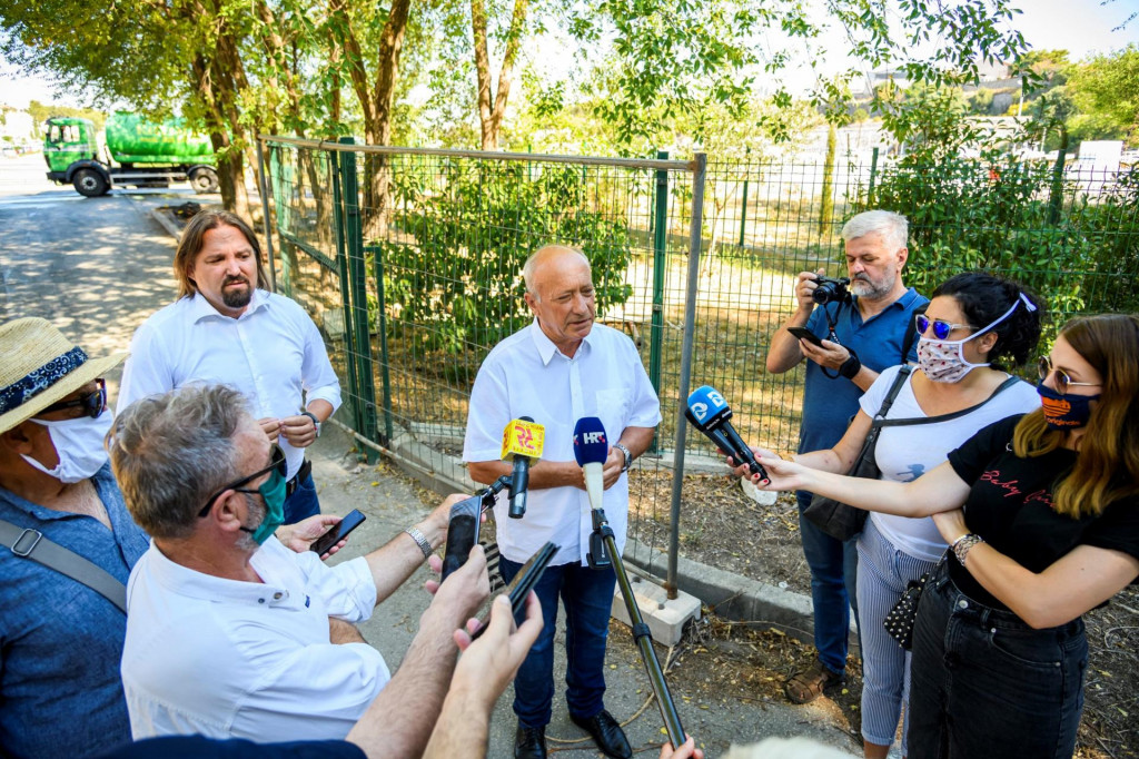 &lt;p&gt;Ivan Rajić (u sredini) daje izjavu novinarima&lt;/p&gt;