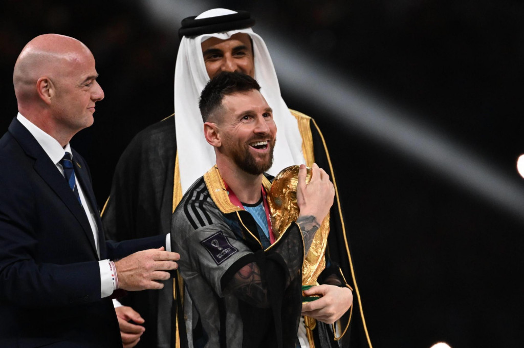 &lt;p&gt;Messi podigao trofej umotan u arapski ogrtač kojeg sada može unosno prodati&lt;/p&gt;