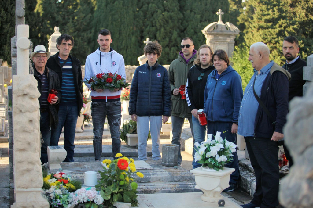 &lt;p&gt;Karlo Sentić, Dubrovčanin, vratar splitskog Hajduka s članovima Društva prijatelja Hajduka - Dubrovnik položio je cvijeće, te zapalio svijeće na posljednje počivalište Boža Brokete na groblju Boninovo&lt;/p&gt;