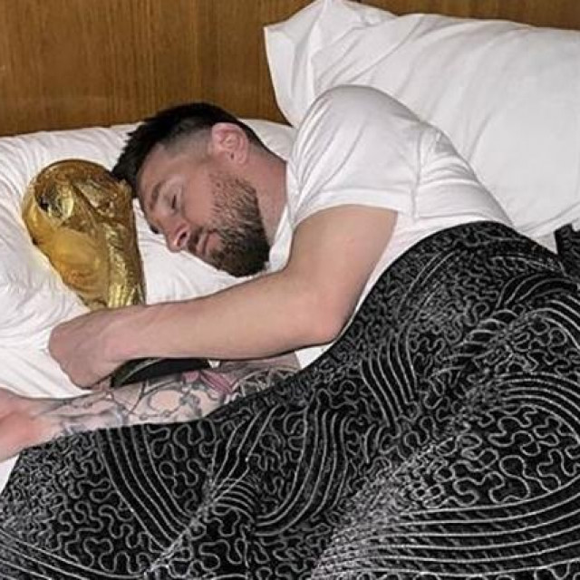 &lt;p&gt;Nakon povratka u Argentinu Messi je prespavao s trofejem u krevetu&lt;/p&gt;