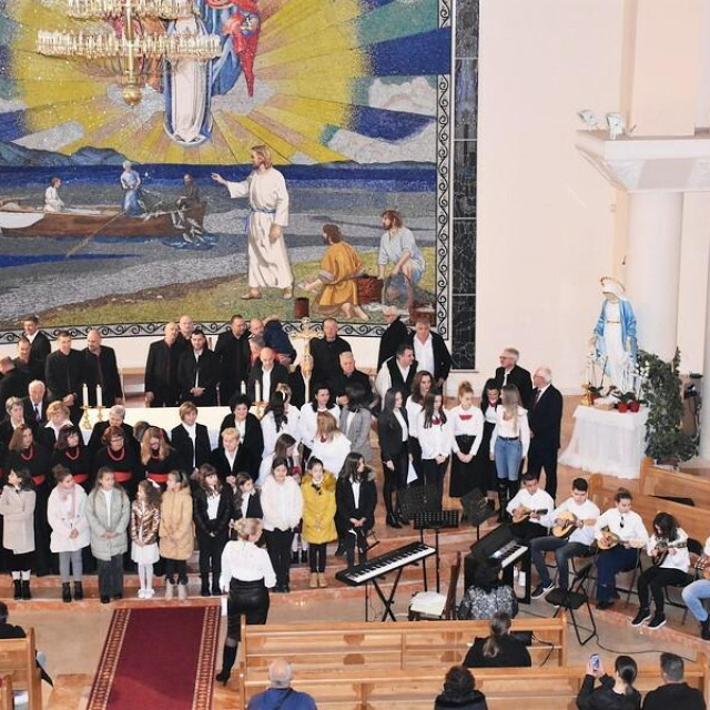 &lt;p&gt; U crkvi Kraljice Neba i Zemlje u Pločama održan tradicionalni koncert ”Božić i mome mistu”&lt;/p&gt;