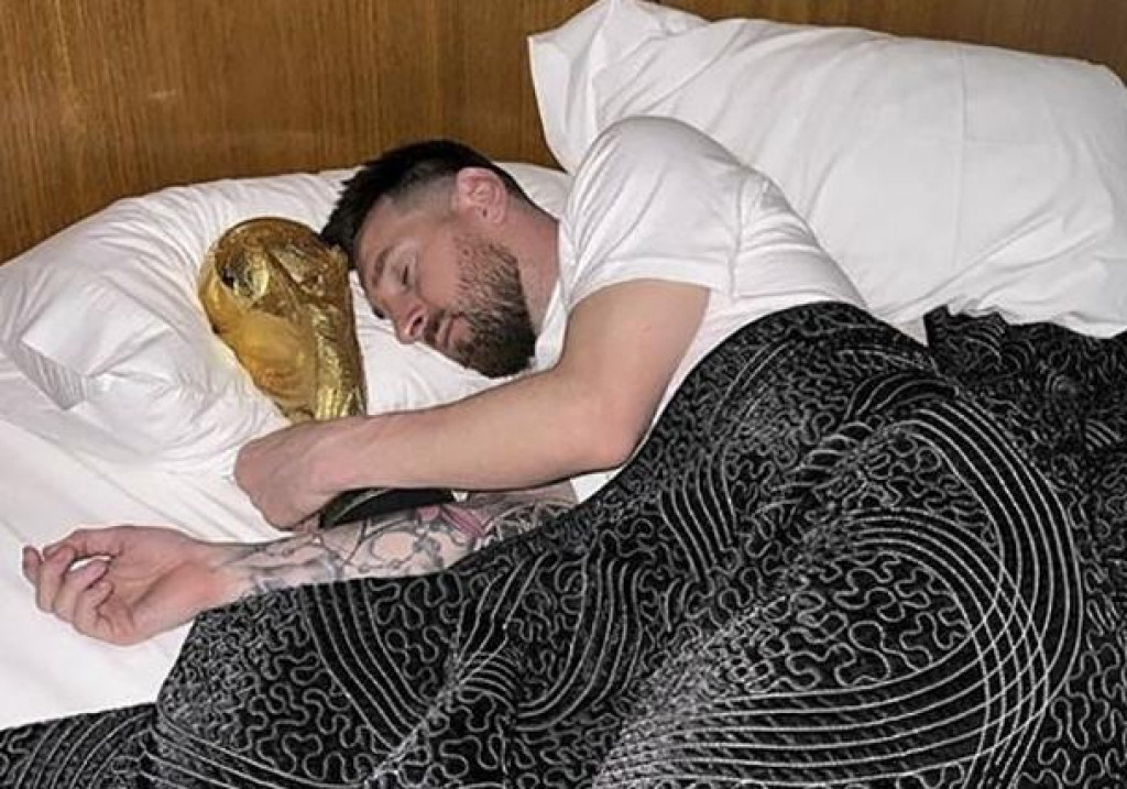 &lt;p&gt;Nakon povratka u Argentinu Messi je prespavao s trofejem u krevetu&lt;/p&gt;
