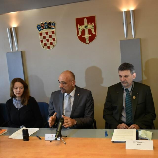 &lt;p&gt;Župan Marko Jelić potpisao ugovore s lovoovlaštenicima&lt;/p&gt;