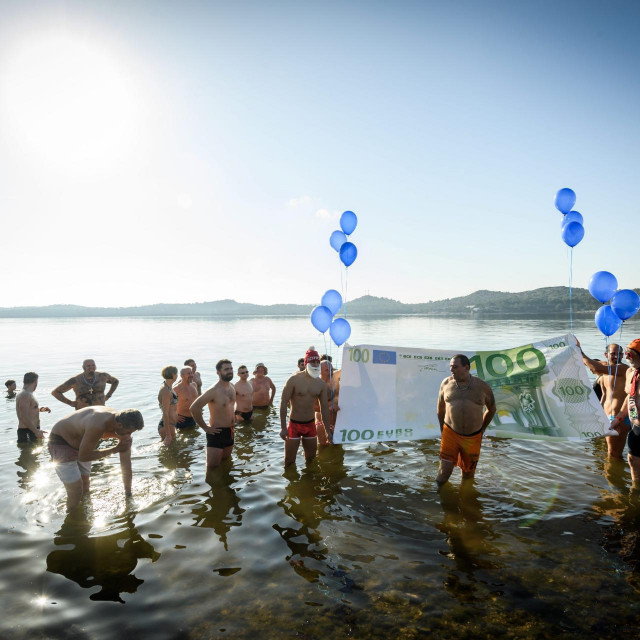 &lt;p&gt;Sibenik, 010123.&lt;br&gt;
Tradicionalno novogodisnje kupanje na plazi Banj, ove godine sa temom uvodjenja Eura i odlaska HR kune.&lt;br&gt;