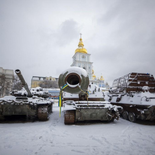 &lt;p&gt;Kijev: tenkovi pod snijegom&lt;/p&gt;