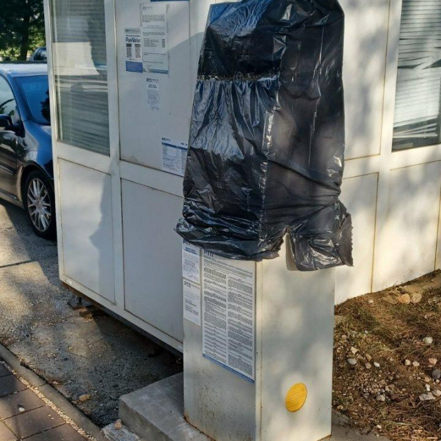 &lt;p&gt;Automat za plaćanje parkinga prekriven je vrećom za smeće&lt;/p&gt;