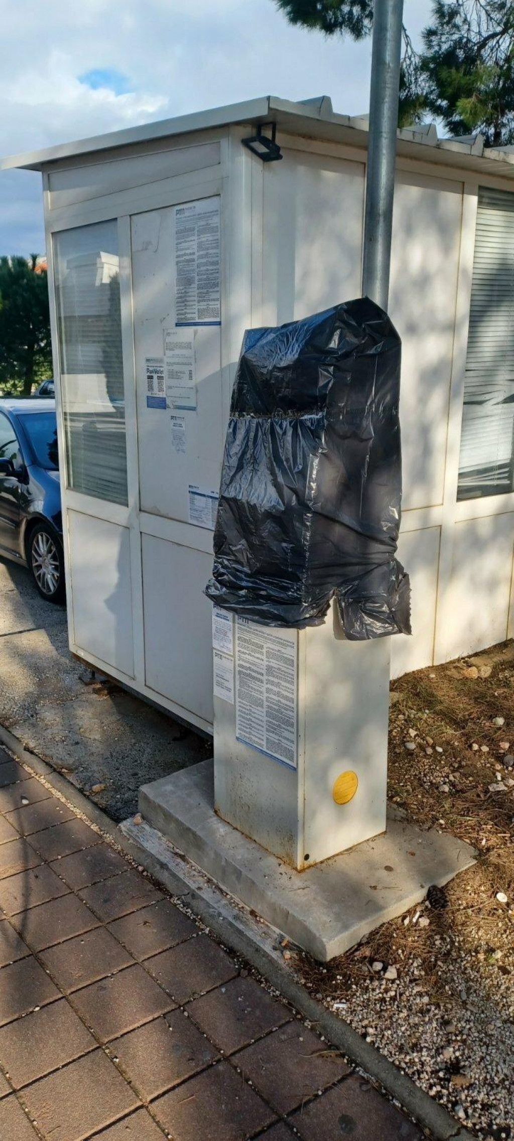 &lt;p&gt;Automat za plaćanje parkinga prekriven je vrećom za smeće&lt;/p&gt;