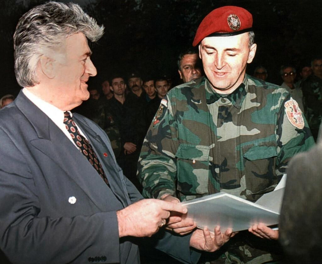 &lt;p&gt;Ratni zločinac Radovan Karadžić 23. listopada 1995. uručuje priznanje Željku Ražnatoviću Arkanu, zapovjedniku Srđana Golubovića &lt;/p&gt;