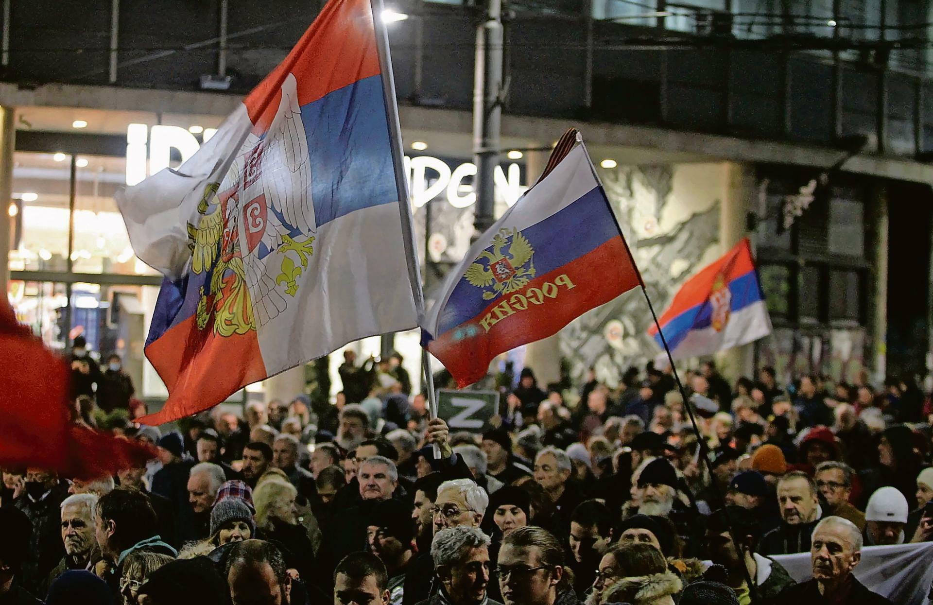 Россия сербия прямой. Митинги в Сербии 2022. Митинги в Сербии в поддержку России 2022. Митинг в Белграде в поддержку России. Сербия против РФ 2022.