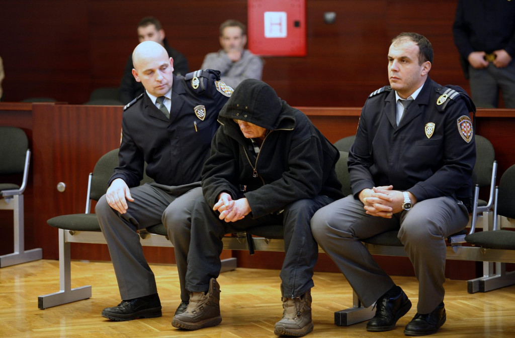 &lt;p&gt;Pravosudni policajci s okrivljenikom Savom Pejovićem u sudnici na izricanju presude 2015. godine&lt;/p&gt;