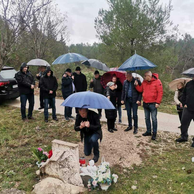 &lt;p&gt;U skradinskom zaleđu šibenski branitelji se prisjetili Đanija Majstorovića koji je poginuo sa samo 23 godine&lt;/p&gt;
